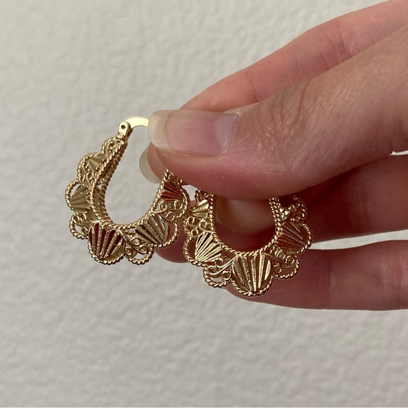 New Vanessa Mooney Gold Lilian hoops earrings - Picture 4 of 5